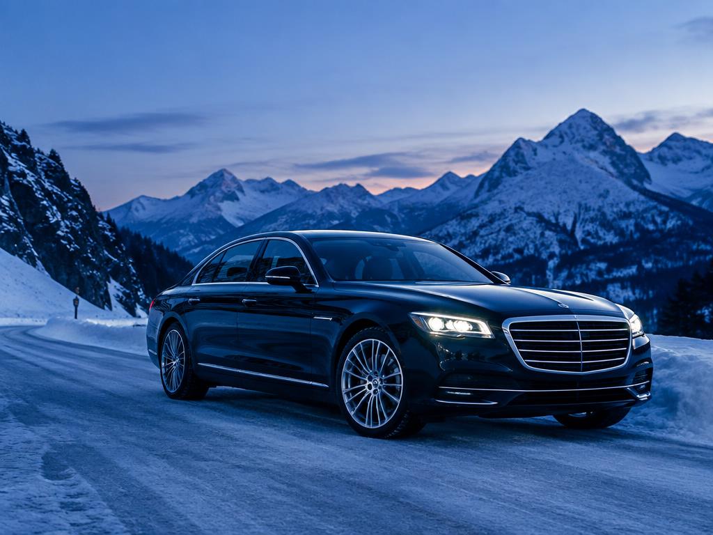 Berline de prestige 4MATIC sur une route de montagne enneigée