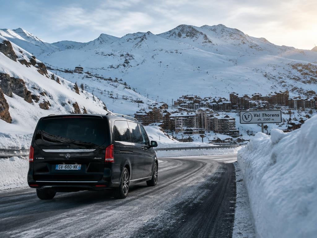 Van noir sur la route enneigée vers Val Thorens